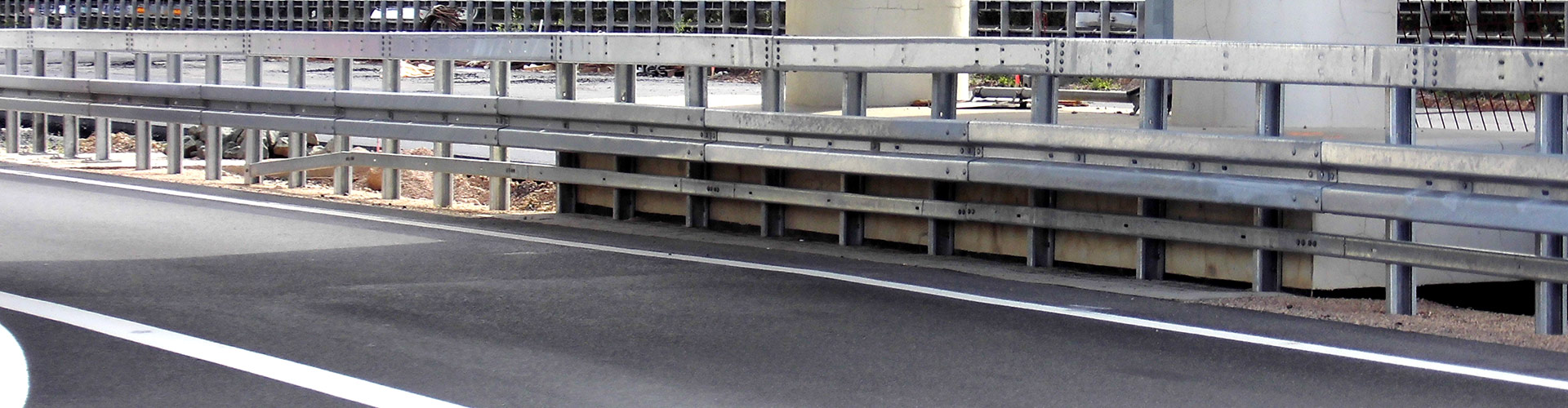Fahrzeugrückhaltesysteme aus Stahl - superrails